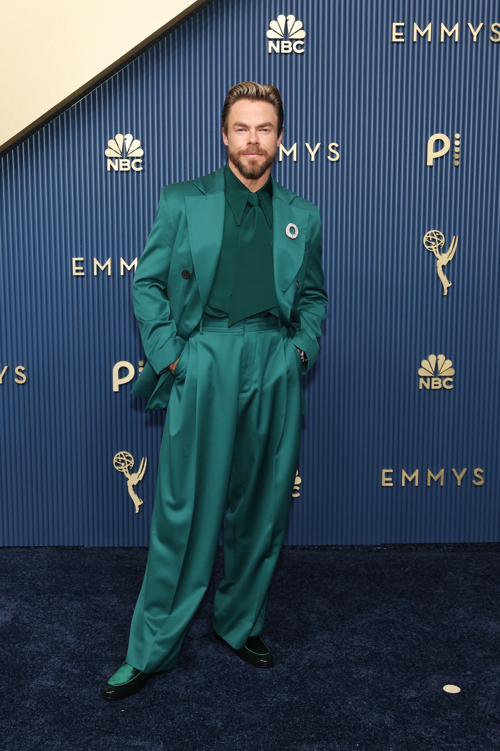 'Dancing With the Stars' judge Derek Hough turned heads on the red carpet in a teal-colored suit, an admirable departure from the normal black awards show tux (Getty)