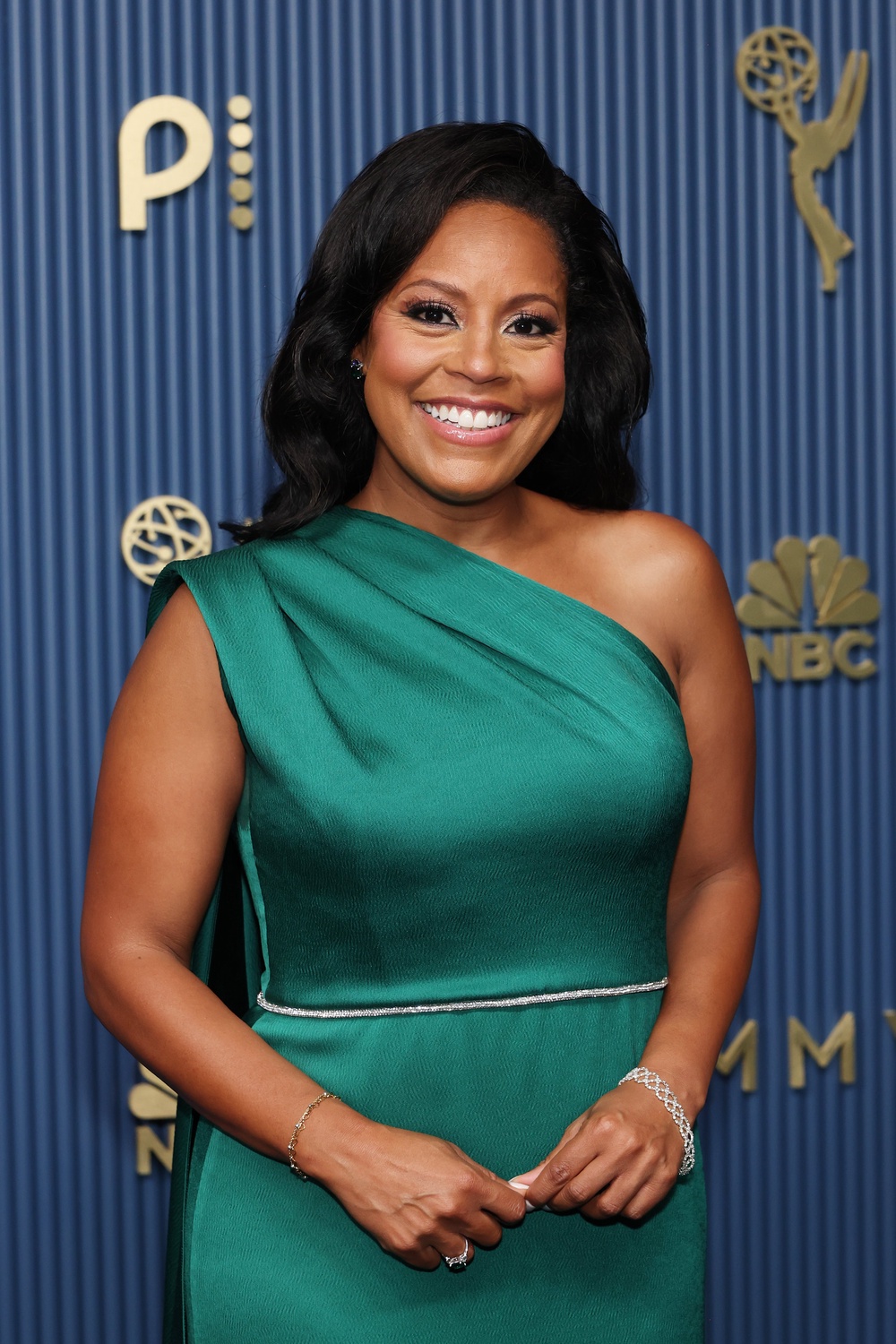 Jones’ soft glam let the vibrant-hued dress do all the talking here — and it worked (Getty)