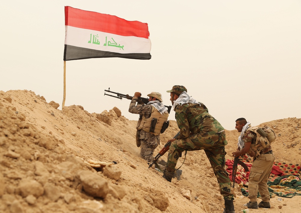 Fighters from the Badr Brigades Shiite militia clash with an Islamic State militant group at the front line on the outskirts of Fallujah in the Anbar province of Iraq, June 1, 2015 (AP Photo/Hadi Mizban)