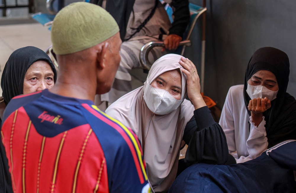 Relatives of victims of the Virgo Transport 8 disaster wait at the port in Banjarmasin, South Kalimantan, Indonesia (AFP/Getty)