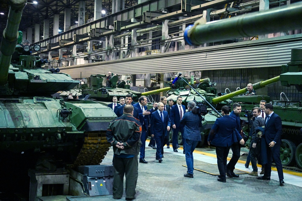 Russian President Vladimir Putin, centre, visits the Uralvagonzavod factory in Nizhny Tagil (Sputnik)