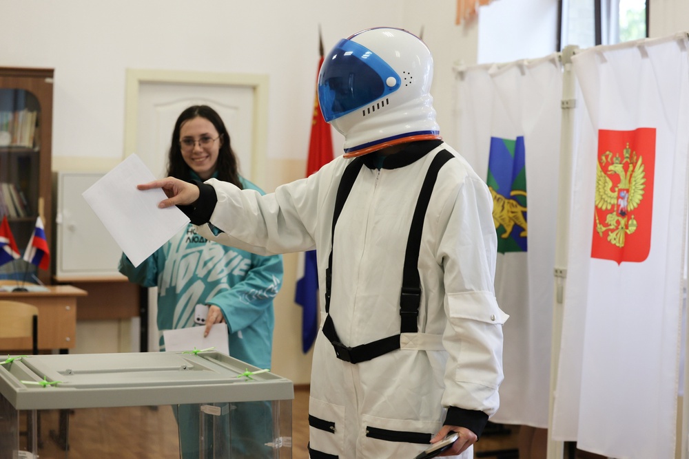 A voter casts a ballot in the parliamentary election in Vladivostok, Russia, Friday, 18 September 2026 (AP)