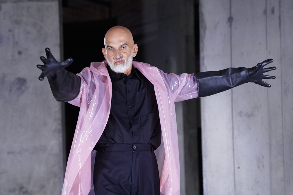 The opera singer in cleaning-inspired attire (Ian West/PA)