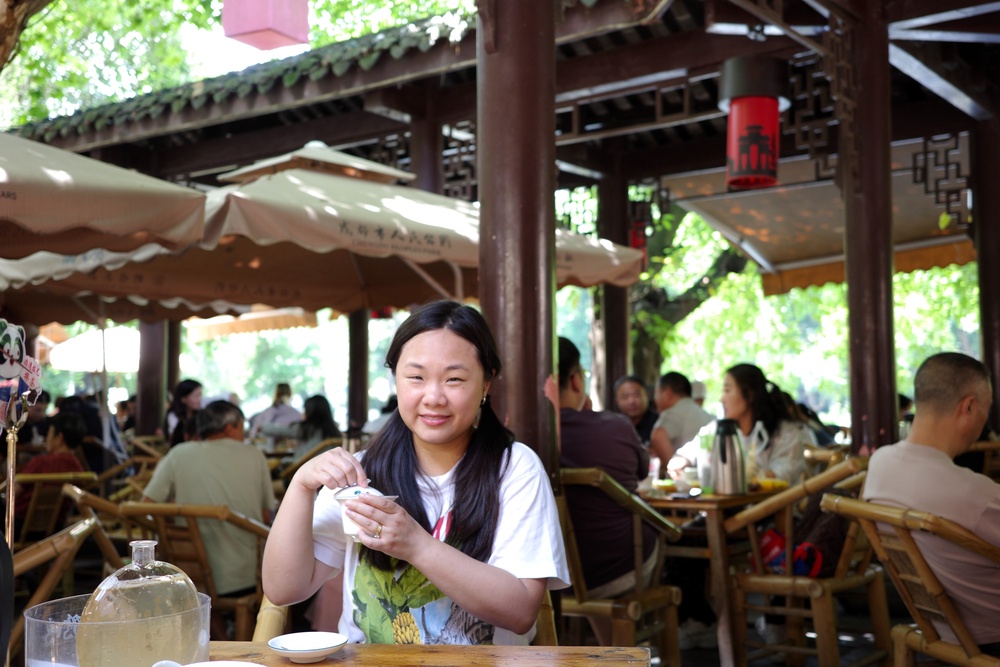 Venus drinking tea at Heming Tea House in Chengdu's People’s Park (Venus Wong)
