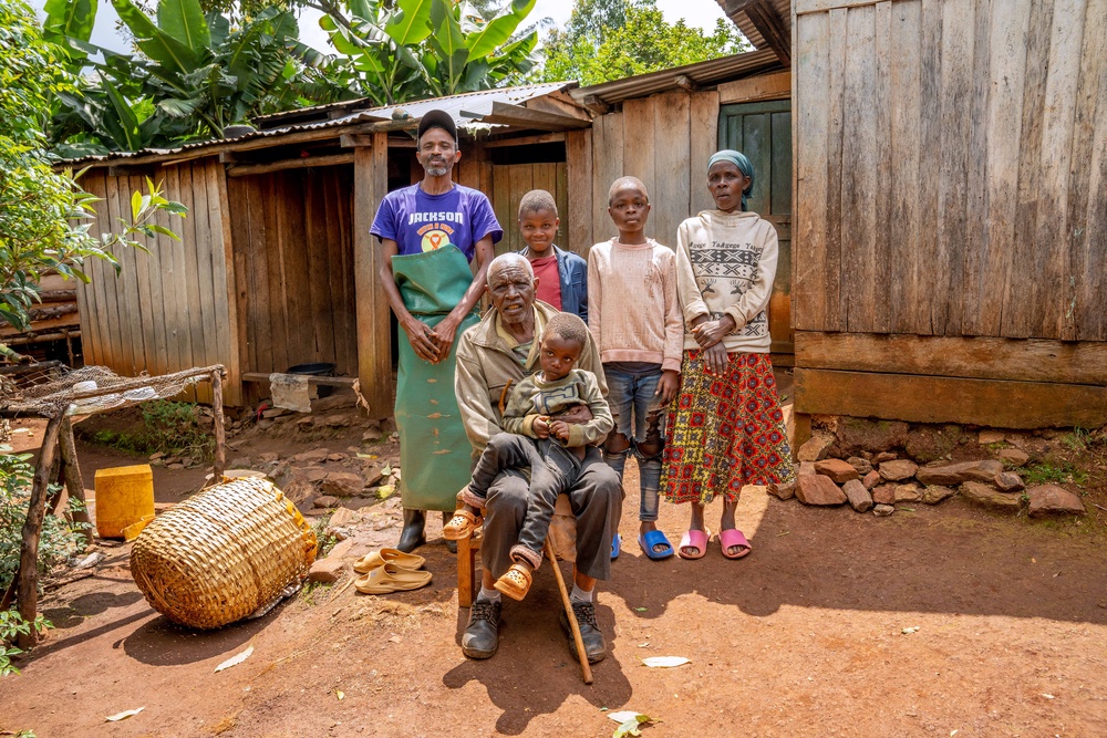 Paul Kipsigei with some of his children, his wife and his elderly father at their home in Kericho county. (Anthony Odamo/Fairtrade)