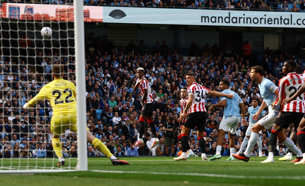 Fernandez’s audacious free-kick did open the scoring against Sunderland (Reuters)
