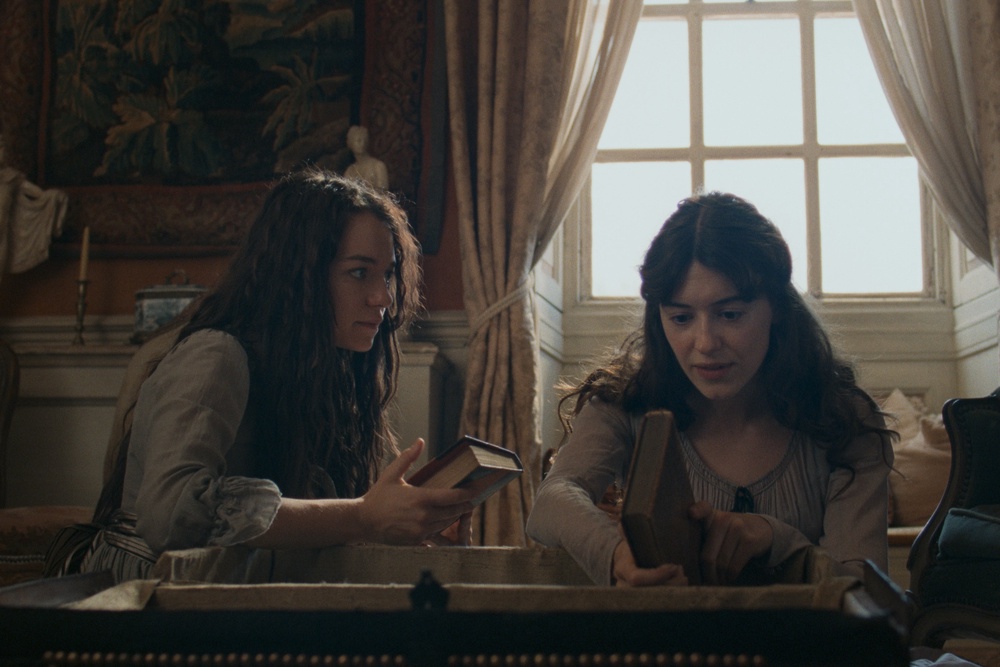 The film stars Daisy Edgar-Jones as Elinor and Esmé Creed-Miles as Marianne (Focus Features)