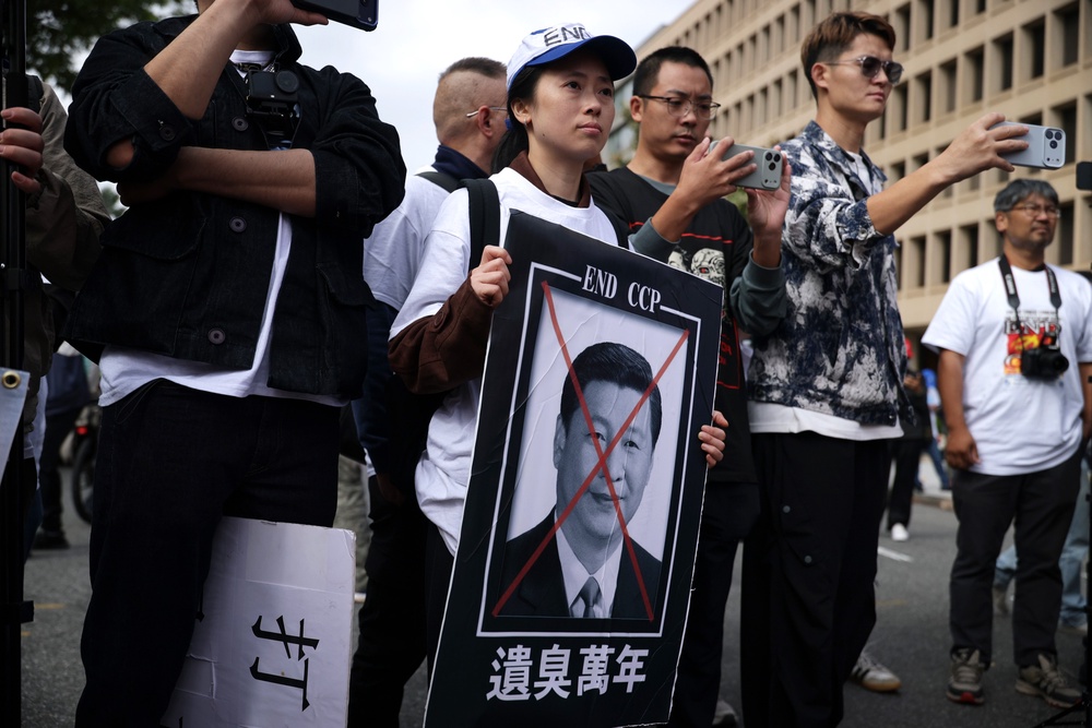 Demonstrators outside the White House against Xi’s visit (Getty)