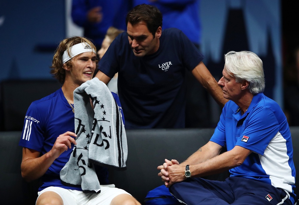 Roger Federer dishes out tactical advice to Alexander Zverev at the 2017 Laver Cup (Getty)