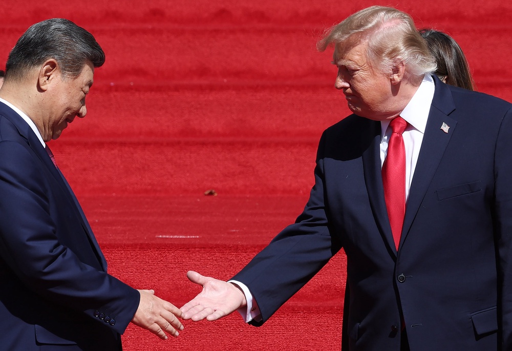 US President Donald Trump (R) shakes hands with President of China Xi Jinping as they depart the National Archives Museum following a tour (Photo by Win McNamee/Getty Images) (Getty)
