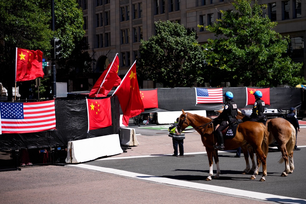 Donald Trump and first lady Melania Trump returns to the White House after a visit of the National Archives Museum with President of China Xi Jinping and first lady of China Peng Liyuan (Getty)