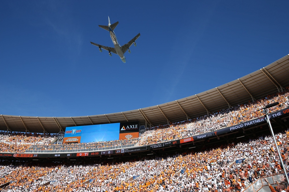 Air Force One flies over Neyland Stadium before the game between Texas Longhorns and Tennessee Volunteers (Reuters)