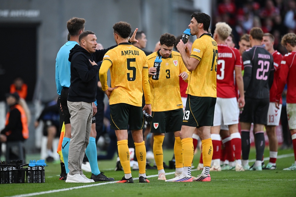 Craig Bellamy, Head Coach of Wales, talks to players (Getty)