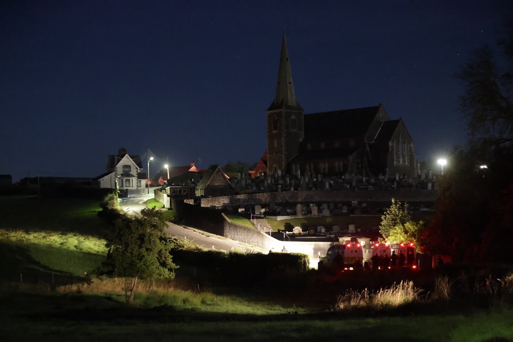 Police Land Rovers maintain a road block on the hill leading to Drumcree Church (Peter Morrison/PA). (PA Wire)