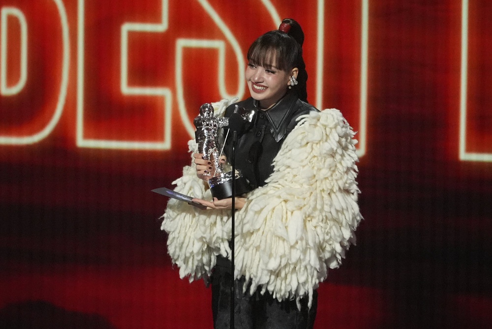Lisa accepts the Best Pop Award for ‘Dream’ at the MTV Video Music Awards (AP)