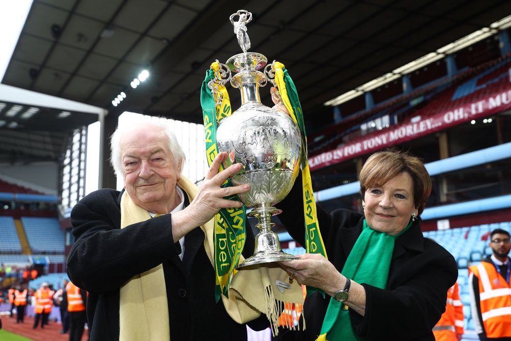 Michael Wynn Jones and Delia Smith lift the EFL Championship trophy in 2019 (Getty)