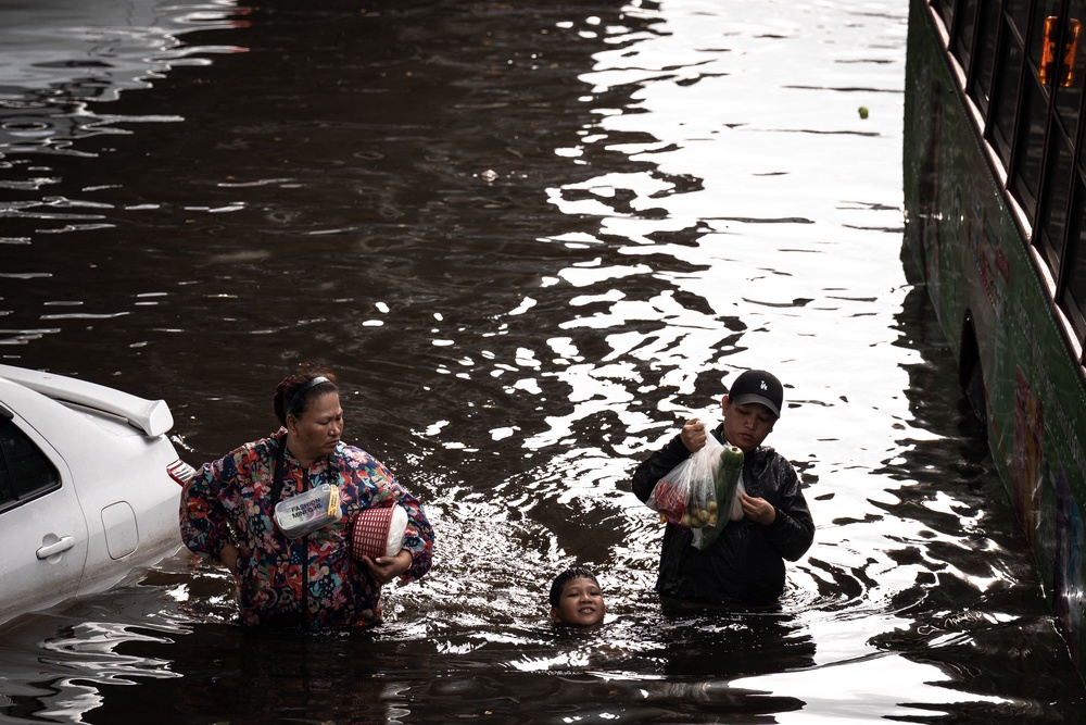 People walk through floodwaters in the Bang Kapi district of Bangkok (AFP/Getty)