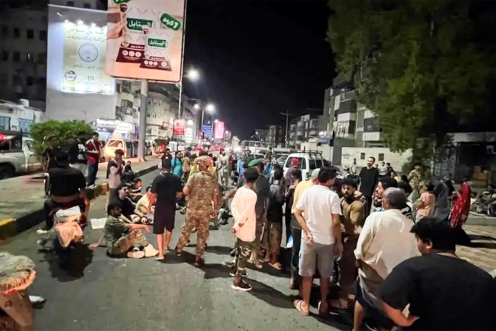 Protesters gather in Aden during this summer’s ‘mattress revolution’ (Yemeni media)