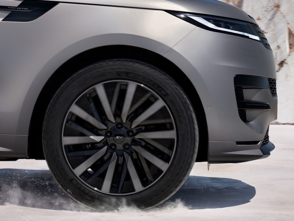 Visual tweaks to the Range Rover Sport Electric are limited to more aerodynamic wheels and a sleeker grille (Range Rover)
