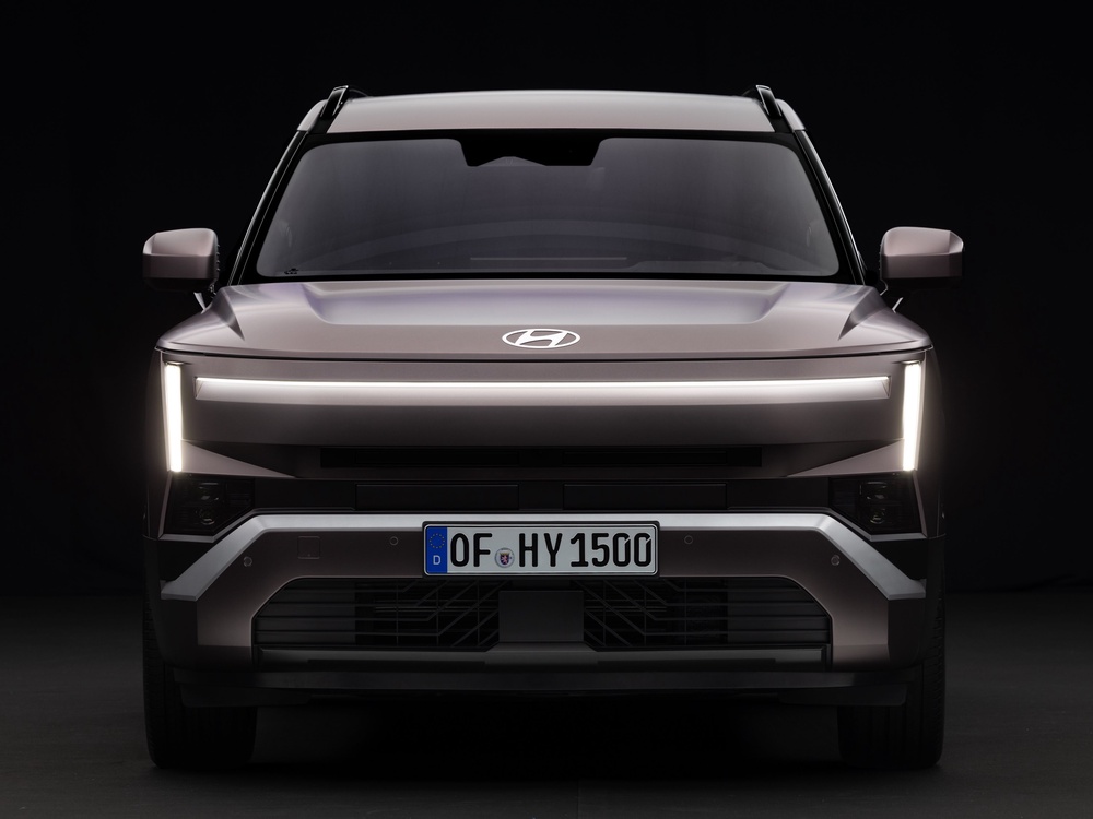 Advanced LED lighting dominates the front of the new Tucson with the headlamp units neatly disguised (Hyundai)