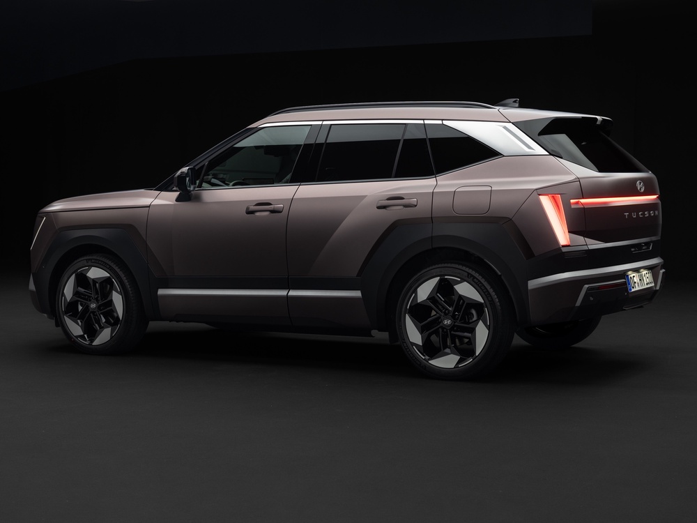 LED lighting features at the rear, too, while the whole look is more squared-off than before (Hyundai)