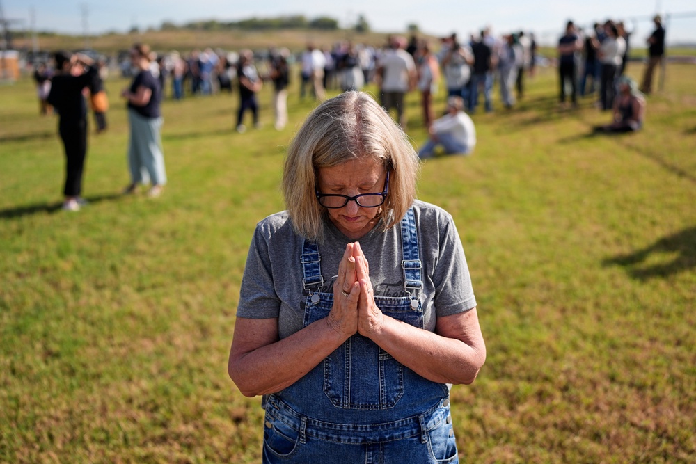 Kathleen Walter prays in the area reserved for people opposed to the death penalty outside Riverbend Maximum Security Institution before the planned execution of Christa Pike, Wednesday, Sept. 30, 2026, in Nashville, Tenn (Copyright 2026 The Associated Press. All rights reserved)