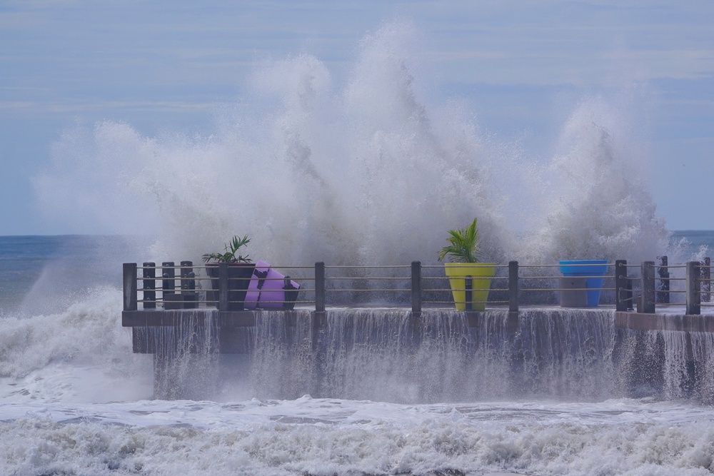Waves crash along Matanchen beach as Hurricane Rachel churns off Mexico's Pacific coast. (Reuters)