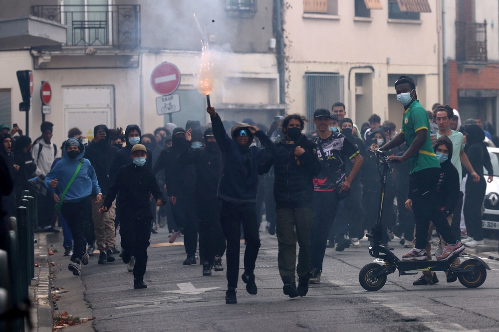 Masked students near the Lycee Deodat-de-Severac high school in Toulouse (Reuters)