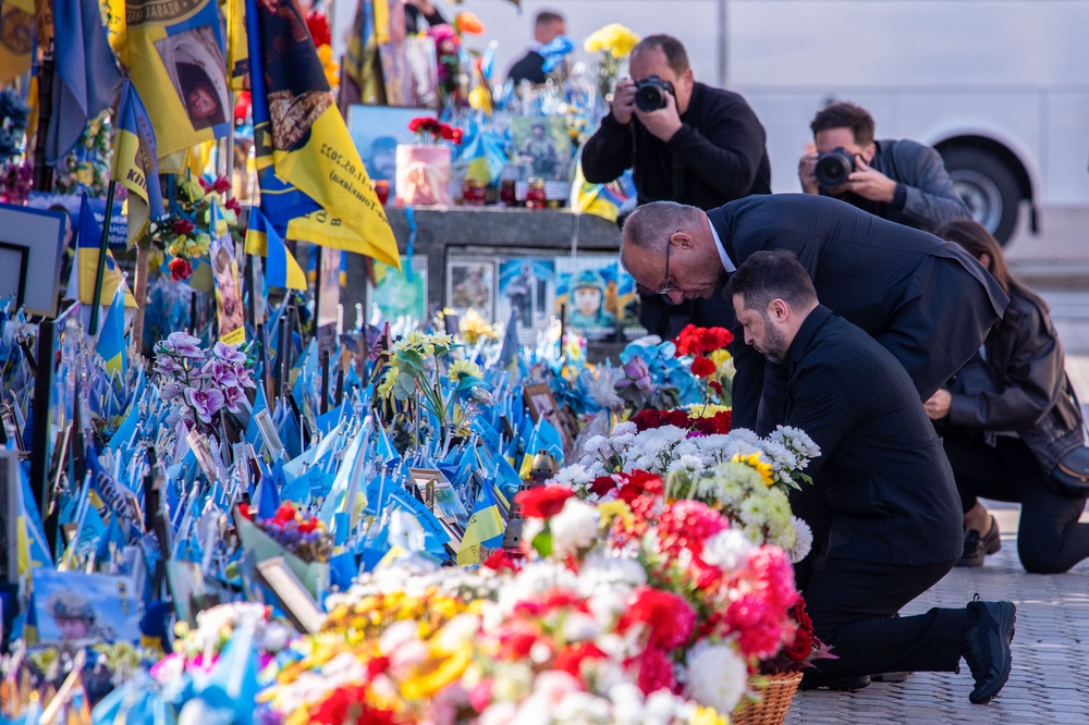 German Chancellor Friedrich Merz and Ukrainian President Volodymyr Zelenskyy, right, pay tributes at the memorial of fallen Ukrainian soldiers at the Independence square in Kyiv, Ukraine, Sunday, Oct. 4, 2026 (AP)
