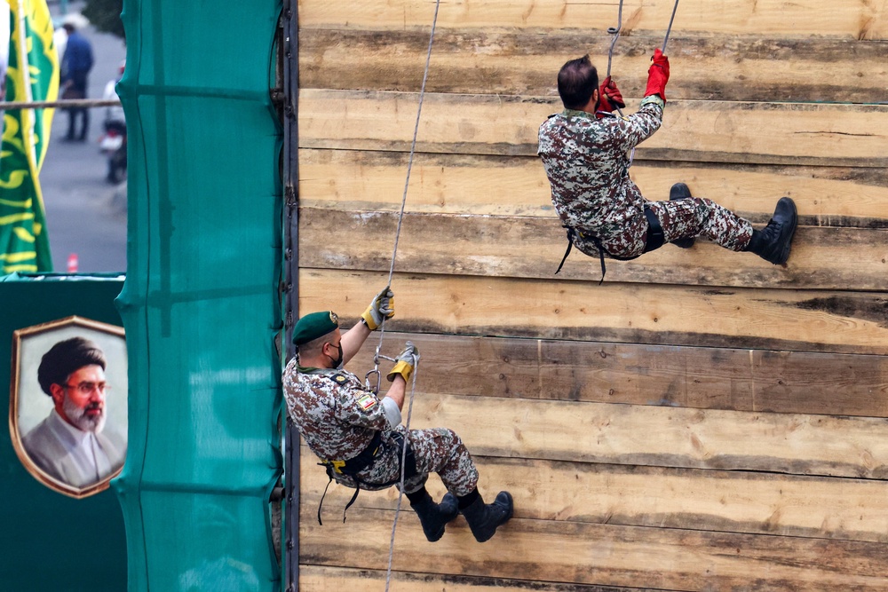 Iranian officers demonstrate an obstacle course (AFP via Getty Images)