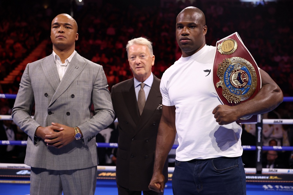Fabio Wardley (L) and Daniel Dubois (R) pose for a photo with Frank Warren (Getty)