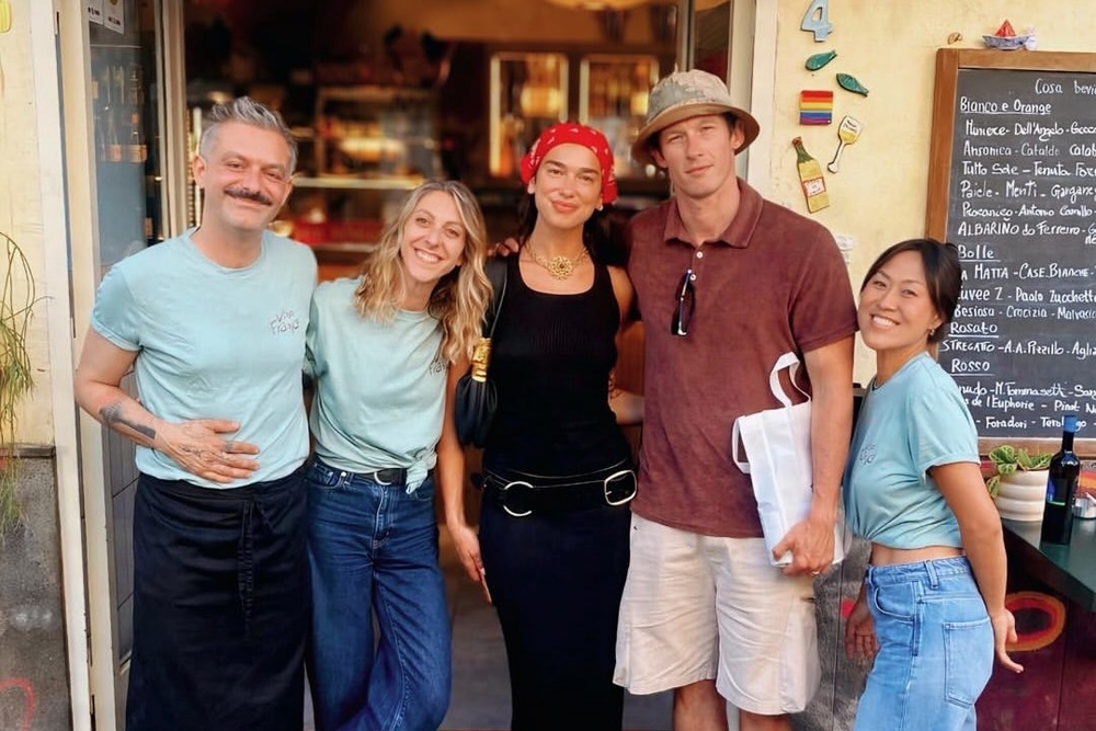 Pop star Dua Lipa and husband Calum Turner at Naples’ natural wine bar Vino Franco (Instagram/@vinofranconapoli)