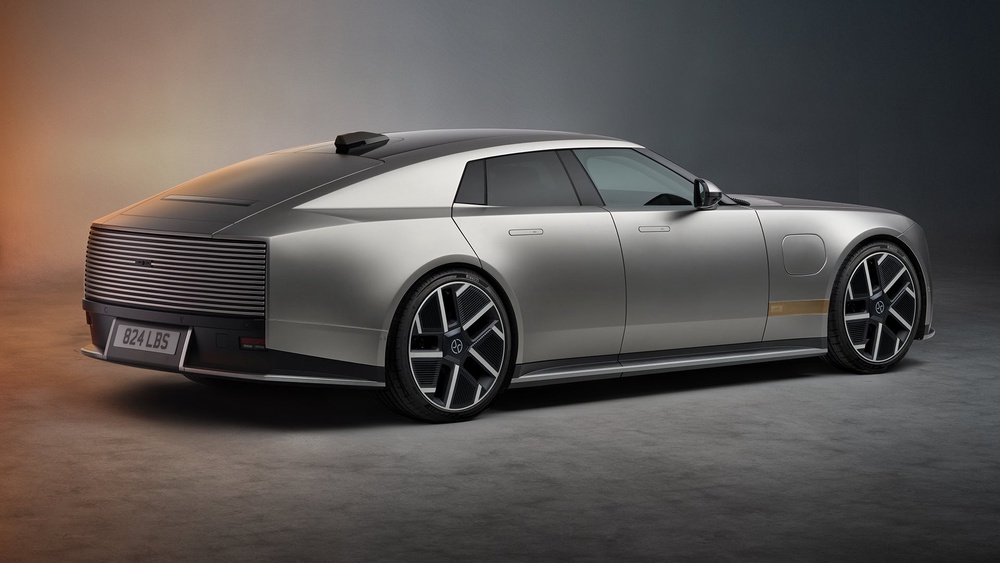 Plenty of the Type 00 Concept from 2024 has found its way onto the Type 01 production car, including the strikethrough graphic at the back of the car (Jaguar)