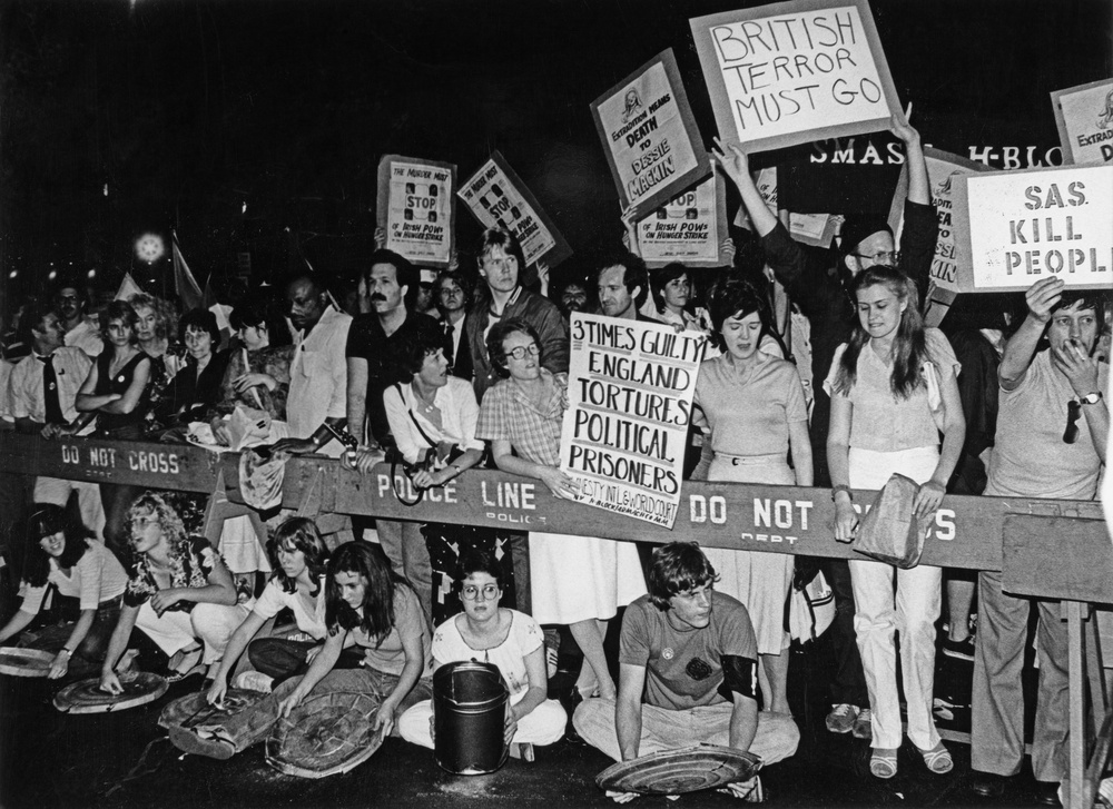 Demonstrators protesting Britain’s continued presence in Northern Ireland, while Prince Charles watched a Lincoln Centre ballet show in New York City, 1981 (Getty)