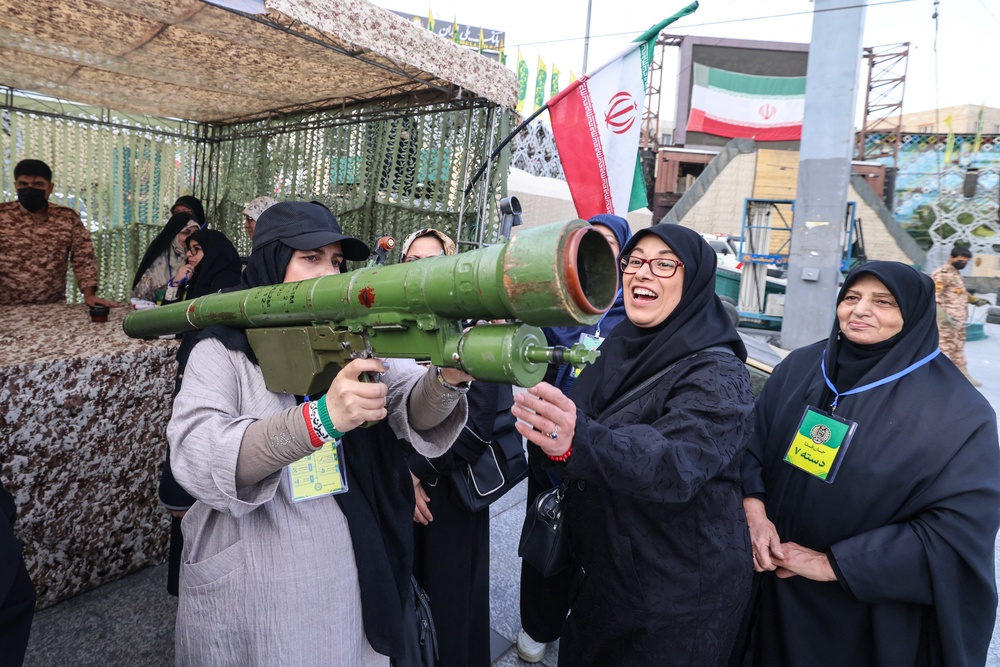 An Iranian woman shoulders a rocket launcher during a military course for volunteers at the Janfada (