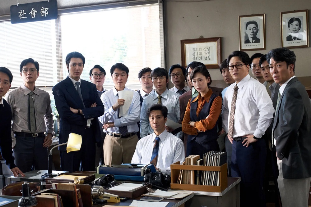 Detective Cheol gu, newspaper editor Jae Hwan, and rookie reporter Young Il investigate the whereabouts of the two missing bullets and raise the possibility that the assassin may not have acted alone (Hive Media)
