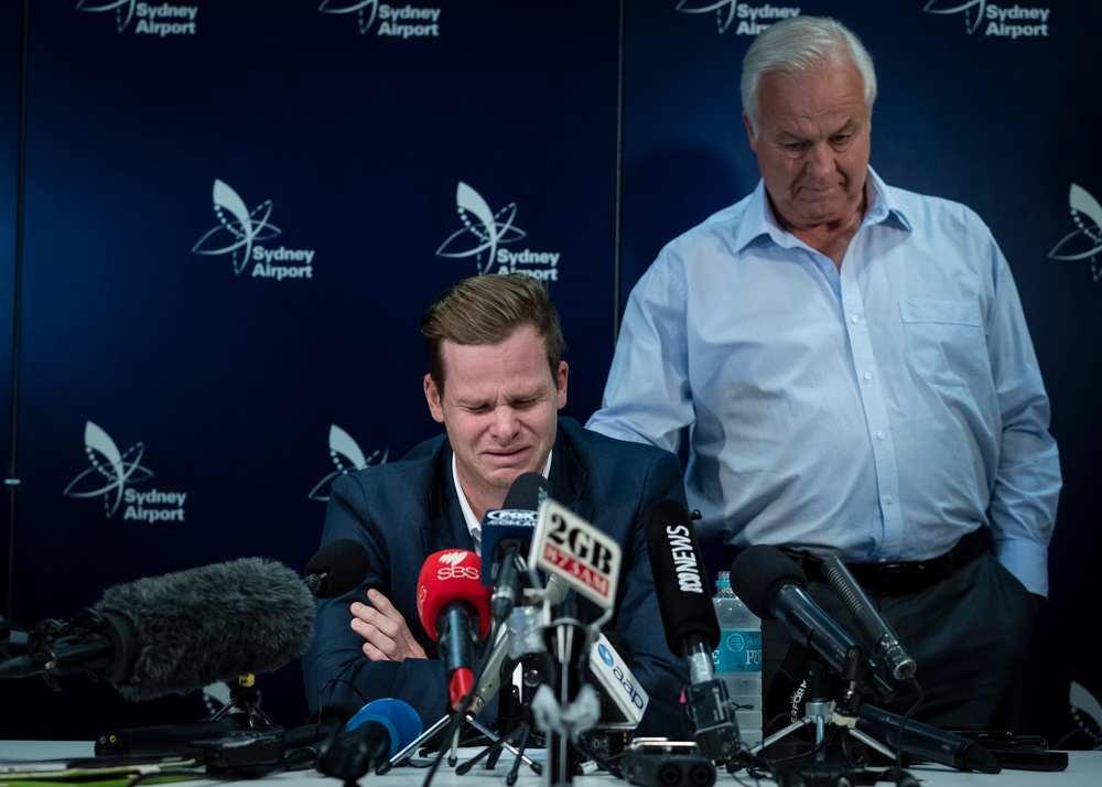 Steve Smith breaks down in tears as his father stands by his side (Getty)