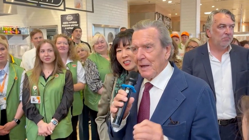 Former chancellor Schroeder visits Moscow outlet of retailer Hyperglobus (Reuters)