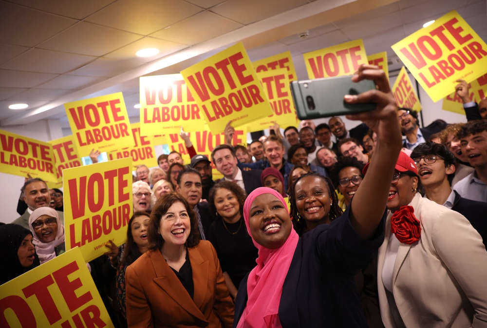 Lucy Powell and Sagal Abdi-Wali pose for a selfie (Getty)