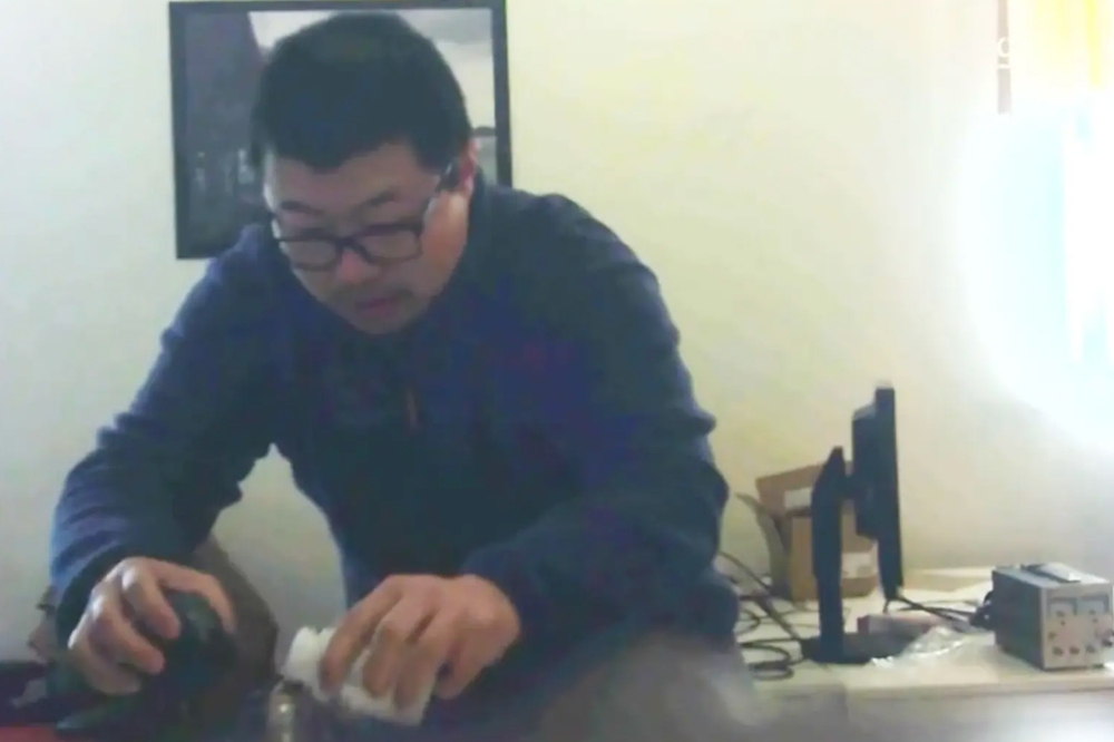 David Xu pours cadmium into water bottle of Rong Yuan (Rong Yuan)