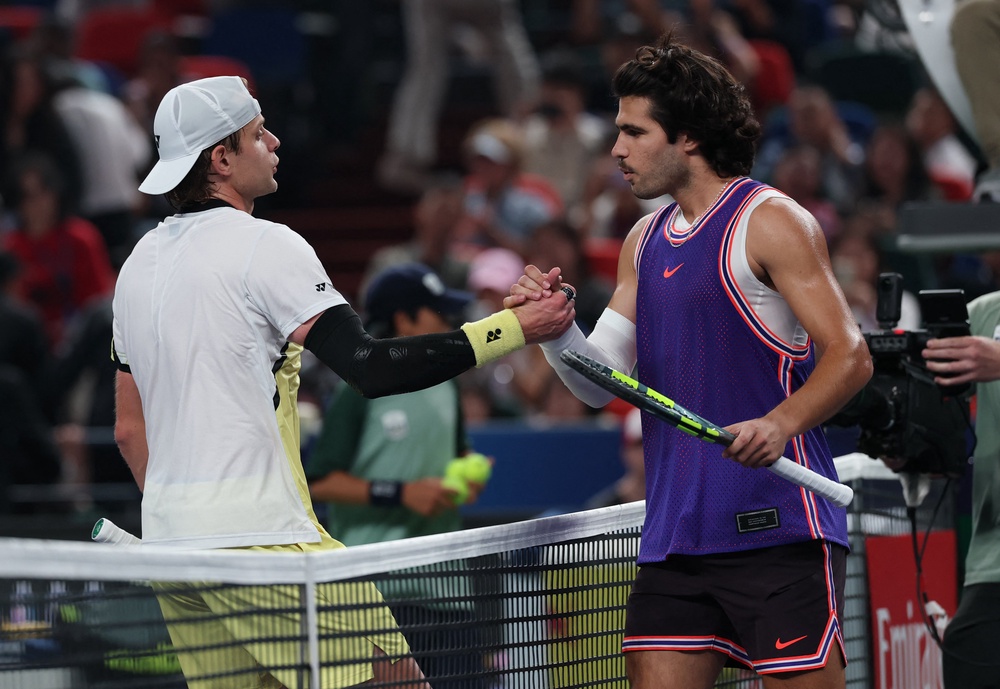 Carlos Alcaraz (right) lost to Zizou Bergs (Reuters)