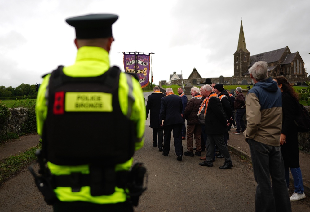 Orangemen turn away from a police barricade close to Drumcree Church formed to prevent them entering the Garvaghy Road (Brian Lawless/PA) (PA Wire)