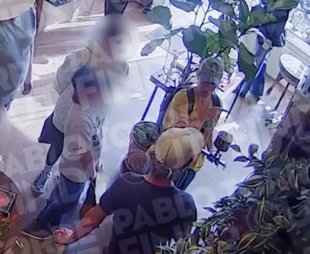 Store security footage shows Kelly Clarkson pointing at the bird and asking the Art of Play shopkeeper about buying it (Pablo Torre)