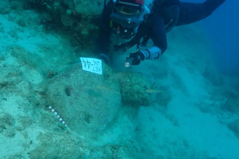 Diver excavates artefacts (Hakan Oniz/Journal of Maritime Archaeology 2026)