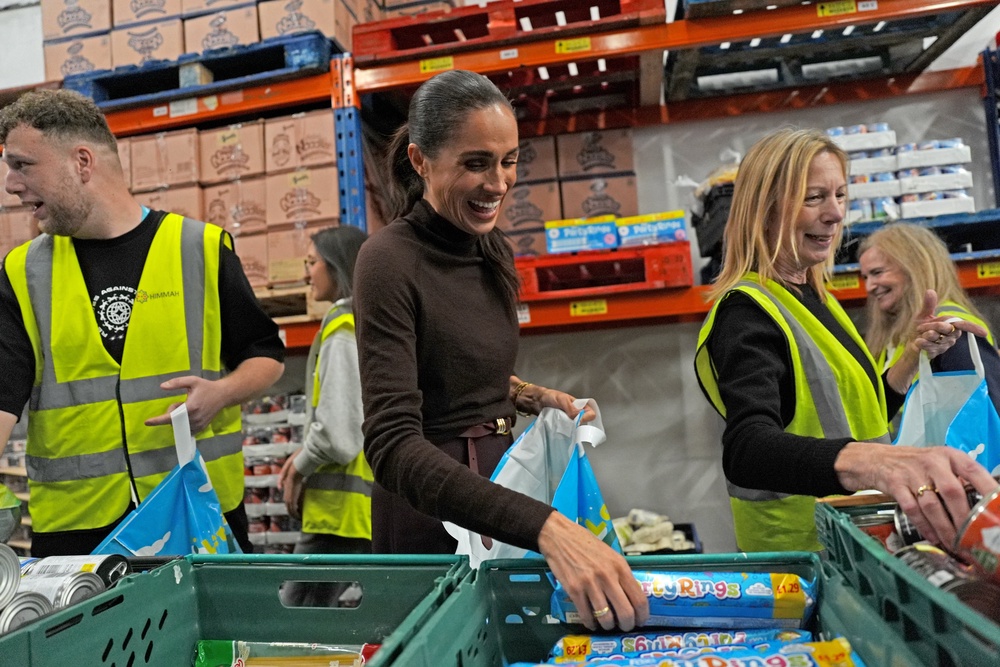 Meghan helps pack a food parcel during a visit to Himmah Hub in Nottingham (Annabel Lee-Ellis/PA) (PA Wire)