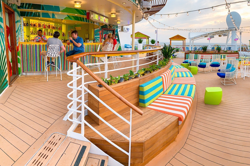 The Lime & Coconut Bar serves fresh cocktails by the pool aboard Freedom of the Seas (Royal Caribbean)