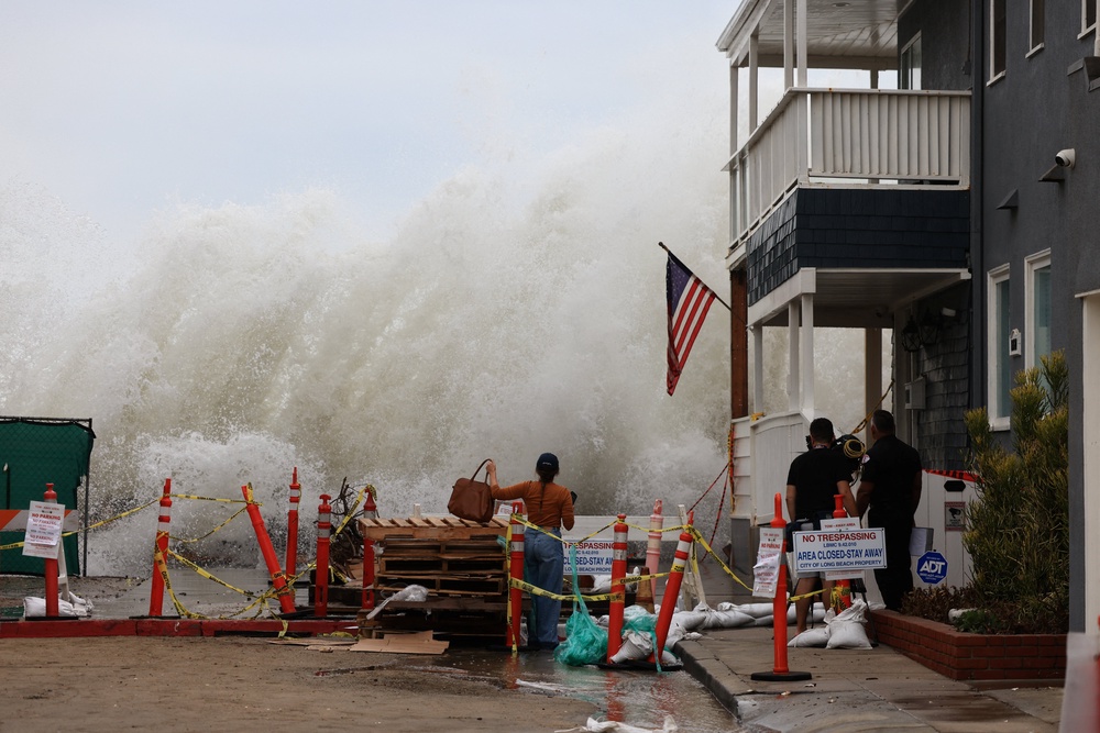 Tropical Storm Rachel and El Nino-fueled waves pound the boardwalk in Long Beach, California (Reuters)