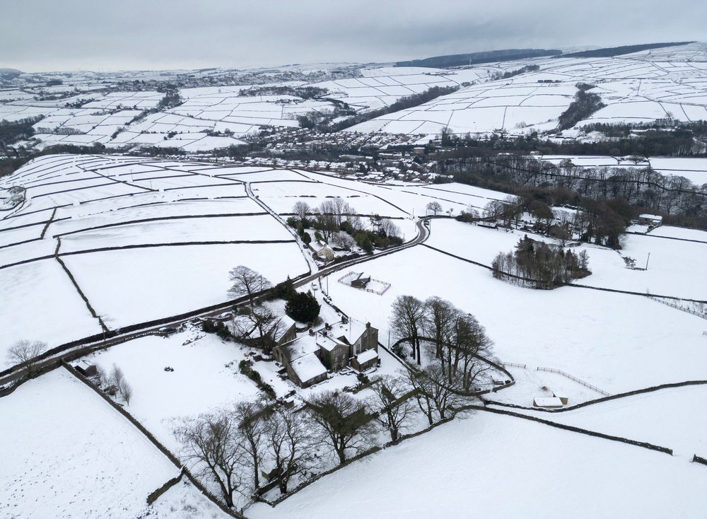 Snow-covered fields and properties following overnight snowfall, near the town of Holmfirth, West Yorkshire, northern England on January 9, 2026 (AFP/Getty)