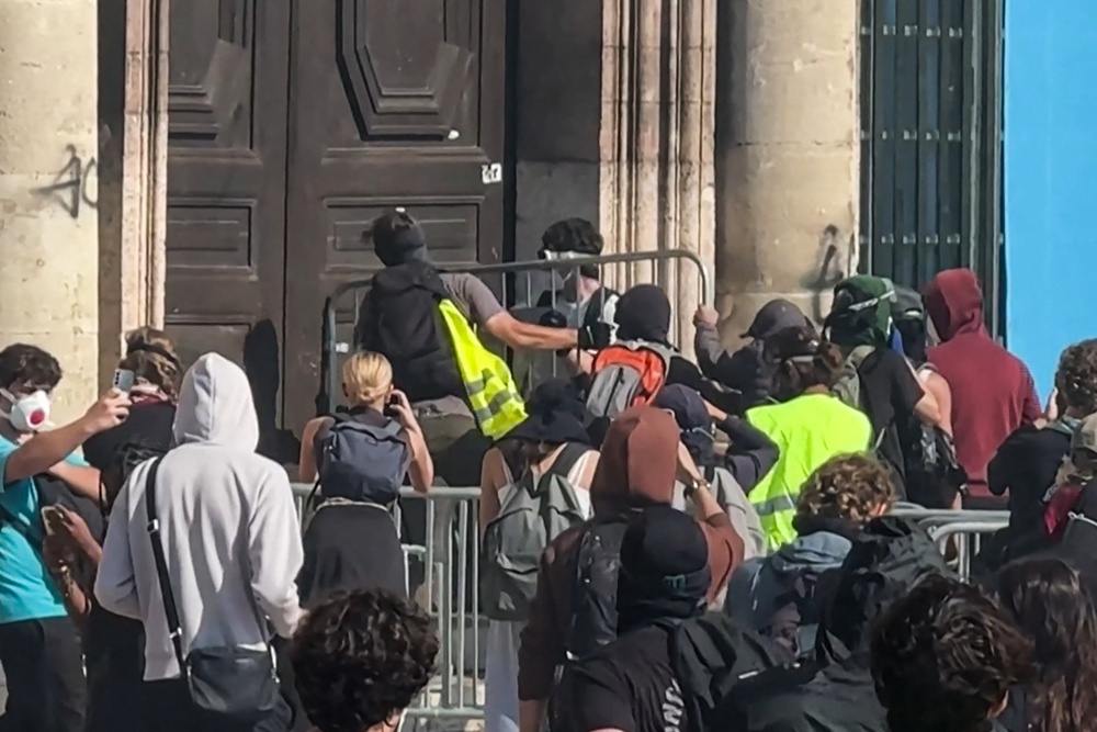 Protesters using a barrier to open the door to enter the Marseille's Town Hall (AFP/Getty)