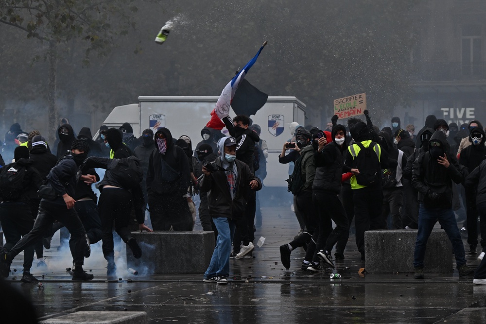 Protester face police in Paris as violent scenes continue (AP)